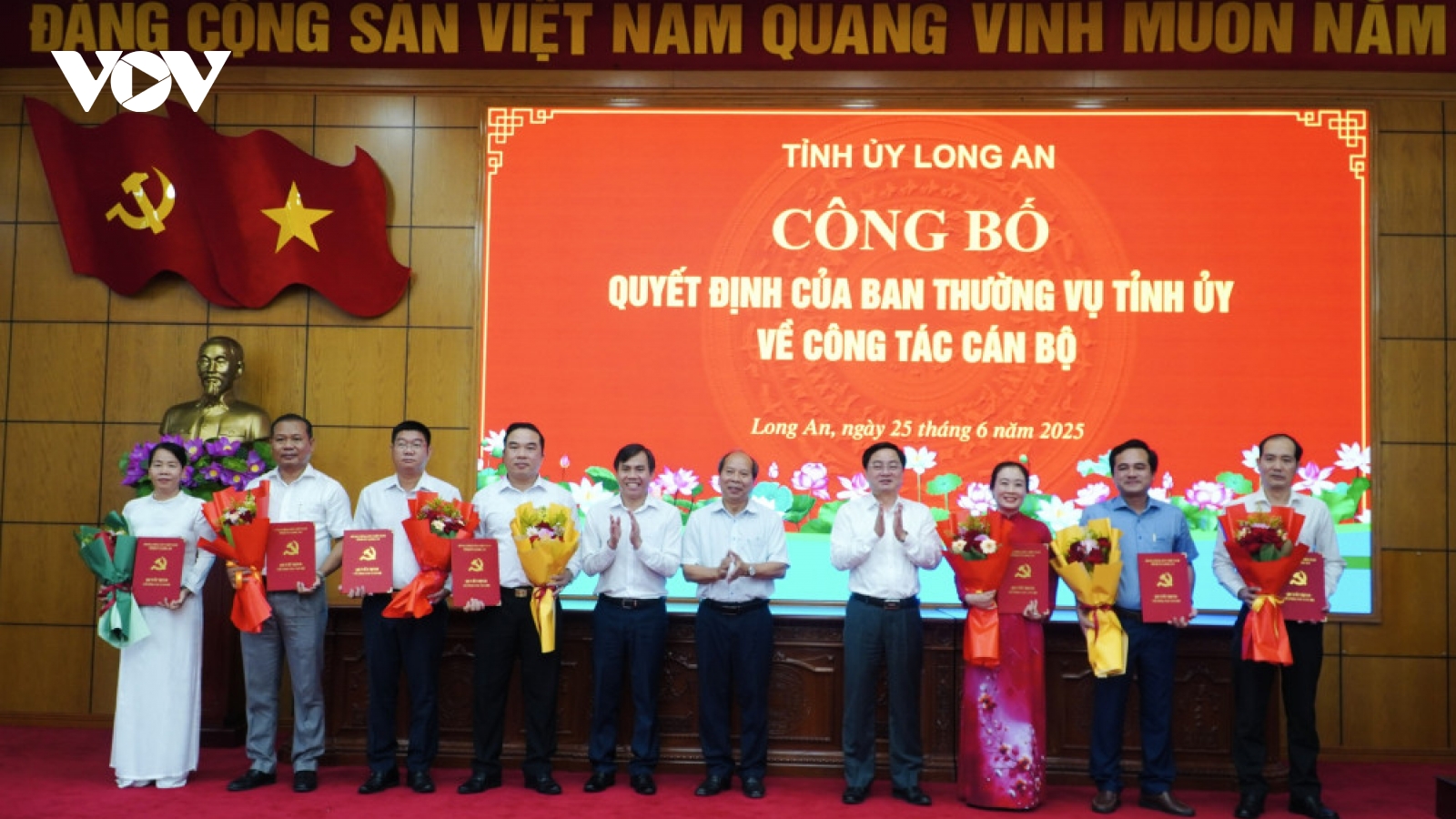 Long An công bố thêm các quyết định về công tác cán bộ